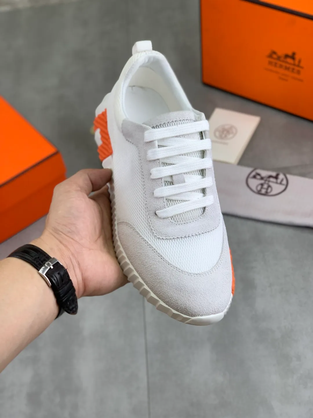 Men's men's shoes 💰P580 New model Top version Original order Hermes Men's Drift Sneaker Summer new casual sports shoes Original purchase, development, production H family men's classic series, technical breathable fabrics with cowhide, casual sports shoes, casual shoes, sports dad shoes combine high-tech breathable materials and cowhide, H family exclusive button decoration on the side. The outsole is full of H italic design and bright colors to show vitality and continue the brand design inspiration. Stroll around the city lightly and feel free and comfortable. Delivered in exquisite packaging 🛍📦 ▪️Fabric: original customized breathable material + first-layer cowhide ▪️Inner: cowhide feet ▪️Outsole: molded and evacuated PU+TPU material ▪️Size: 35-45 Multiple colors available Premium packaging